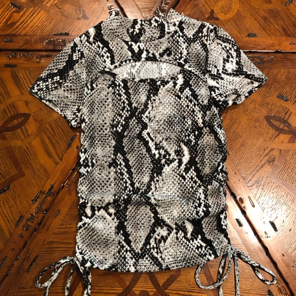 🌈3/$15🌈 Cute Snakeskin Top - Picture 1 of 7